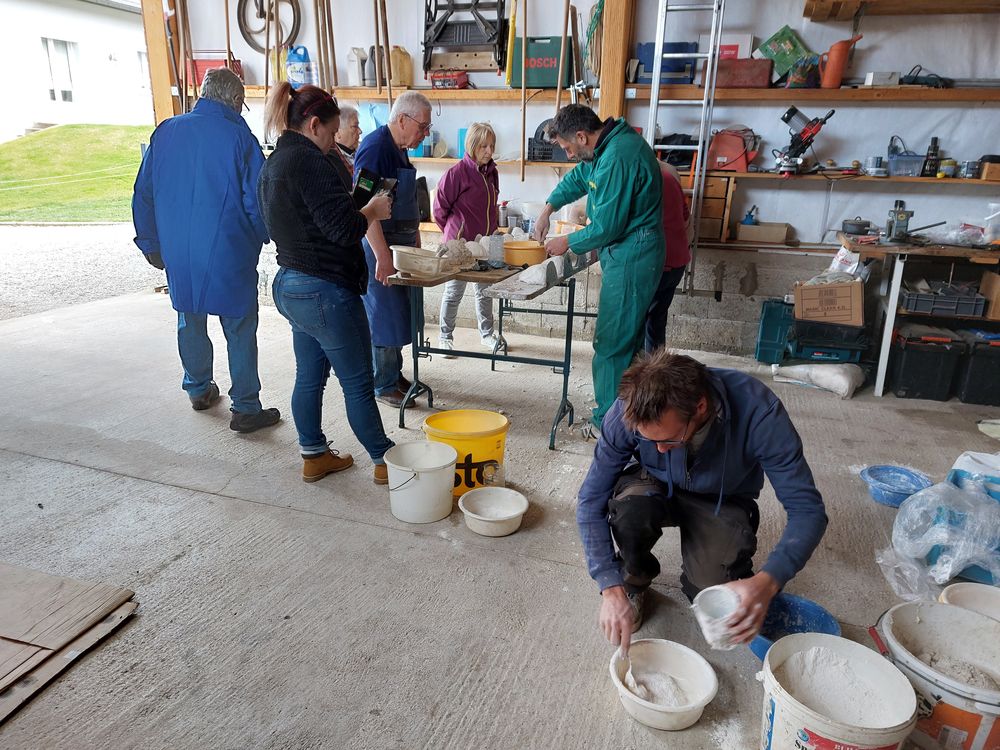 Fabrication de nid pour hirondelles à Hadol Mars 2023