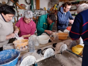 Fabrication de nid pour hirondelles à Hadol Mars 2023-1